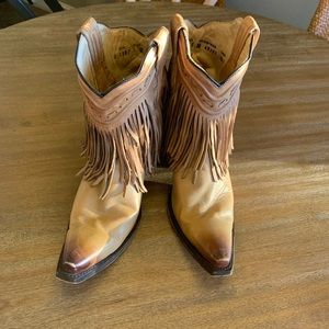 CORRAL Women's Fringe and Whip Stitch Short Bootie